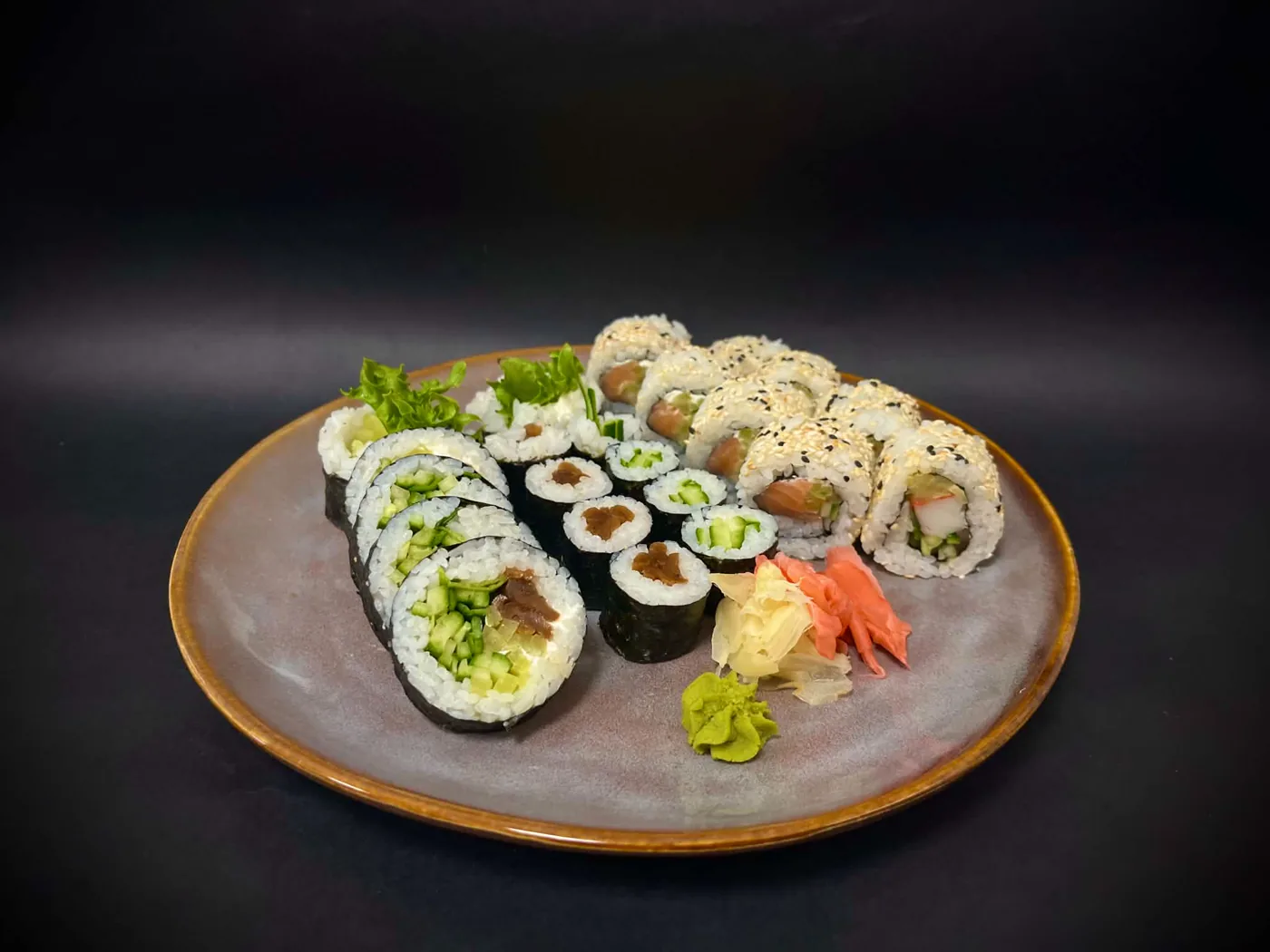 Rolki California i hosomaki na talerzu – Futo Sushi