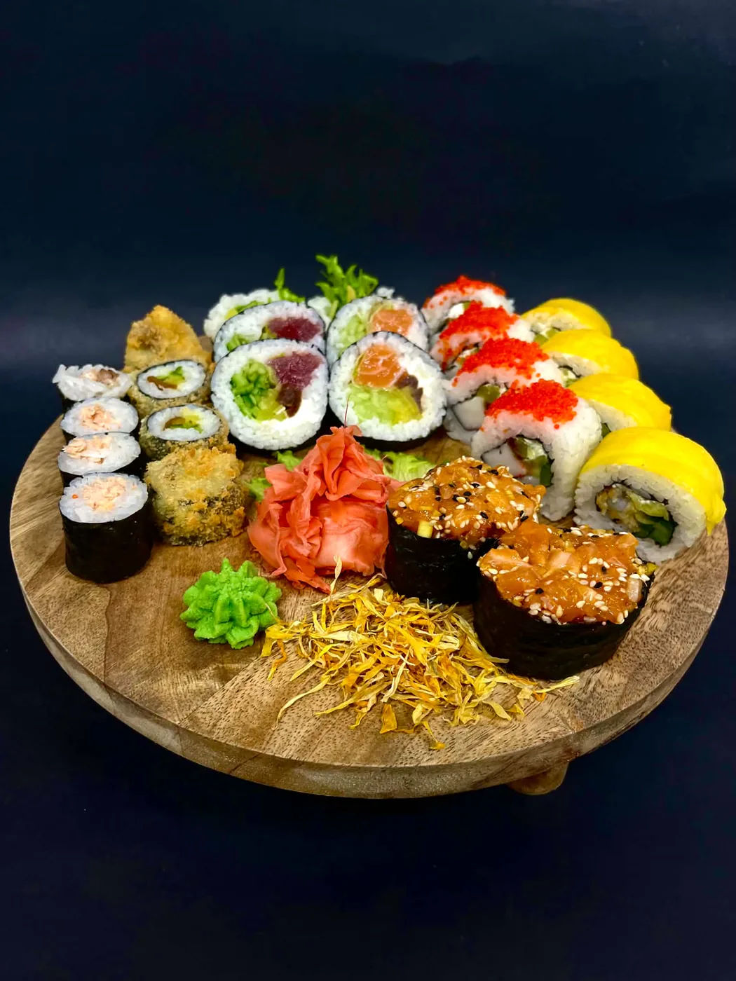 Deska sushi z rolkami i tatarem – Futo Sushi Biała Podlaska