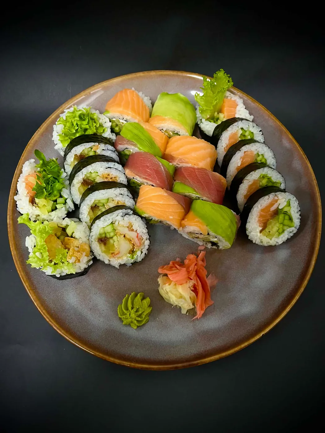Kolorowy zestaw sushi z łososiem, tuńczykiem i awokado – Futo Sushi