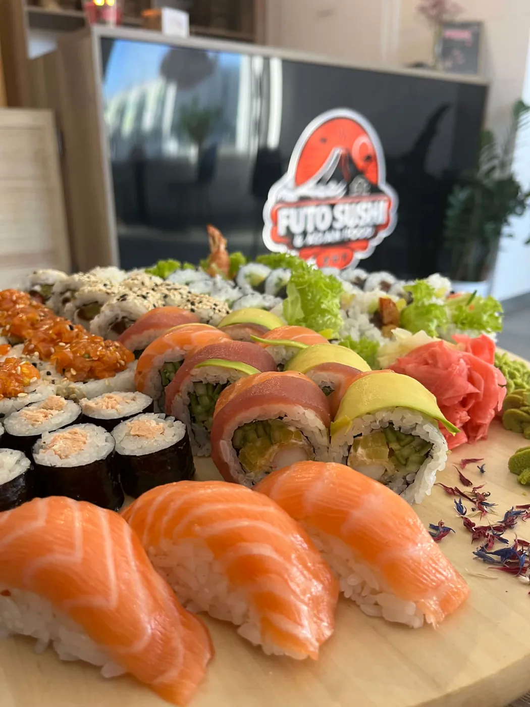 Duży półmisek sushi w restauracji Futo Sushi