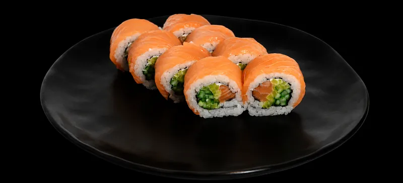 Dragon maki łosoś na łososiu – rolka sushi, Futo Sushi Biała Podlaska
