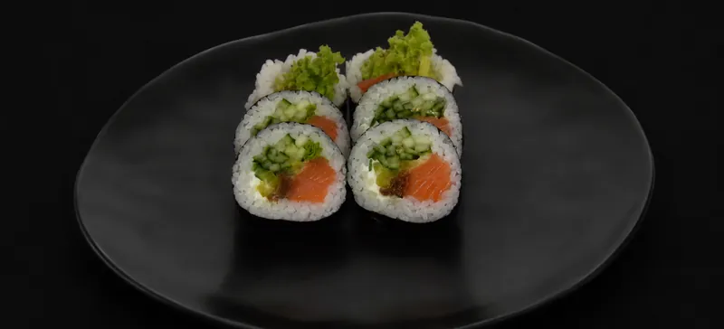 Futomaki łosoś – rolka sushi z łososiem, Futo Sushi Biała Podlaska