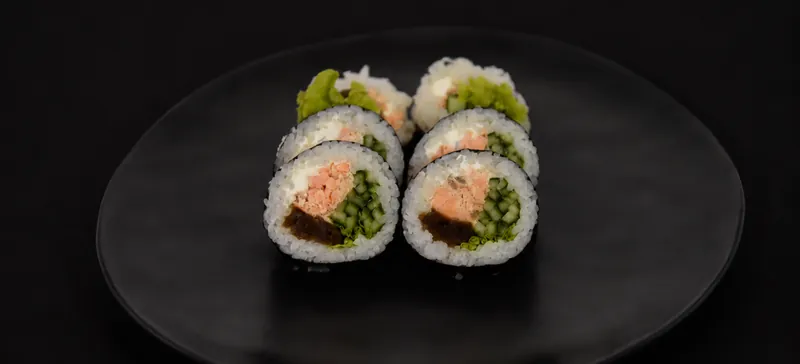 Futomaki pieczony łosoś – rolka sushi, Futo Sushi Biała Podlaska