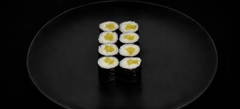 Hosomaki oshinko – cienka rolka sushi z marynowaną rzodkwią, Futo Sushi Biała Podlaska