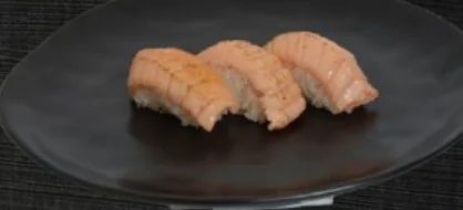 Nigiri z opiekanym łososiem – Futo Sushi