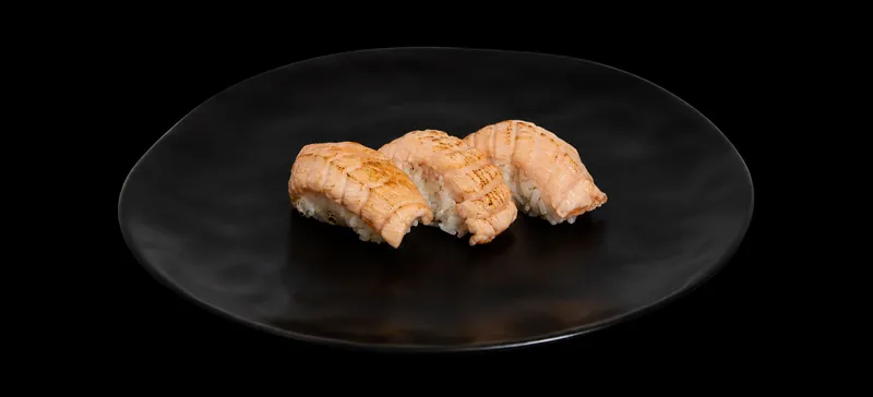 Nigiri z opiekanym łososiem – Futo Sushi